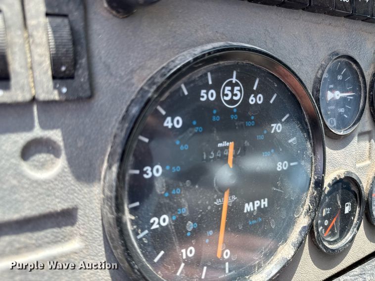 image for item EM3825 1998 Mack MS200 box truck