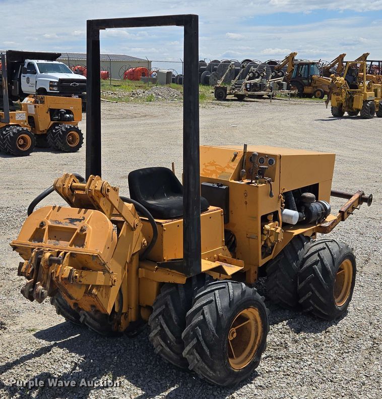 image for item EM7272 1982 Case Maxi Sneaker vibratory cable plow