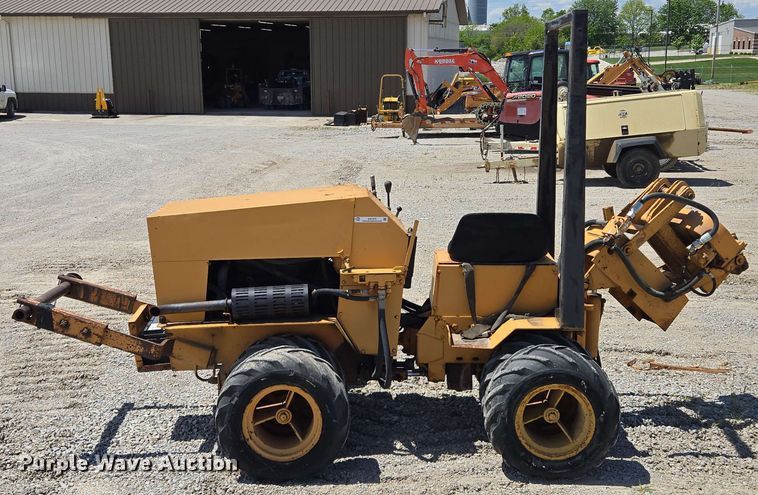 image for item EM7272 1982 Case Maxi Sneaker vibratory cable plow