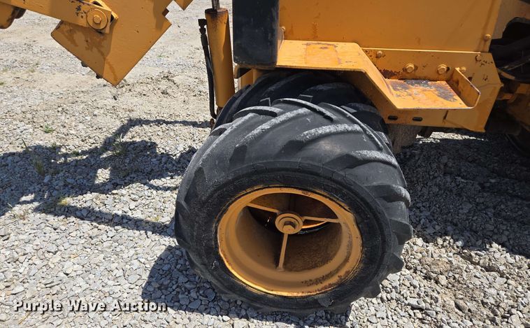 image for item EM7272 1982 Case Maxi Sneaker vibratory cable plow