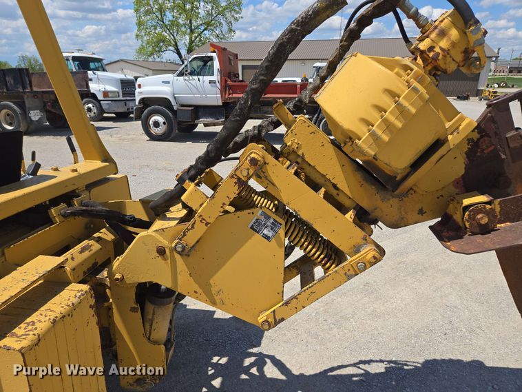 image for item EM7273 1993 Vermeer V4750 vibratory cable plow