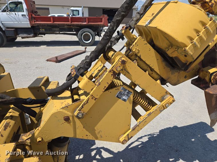 image for item EM7273 1993 Vermeer V4750 vibratory cable plow