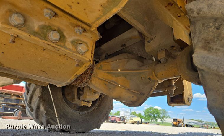 image for item EM7273 1993 Vermeer V4750 vibratory cable plow