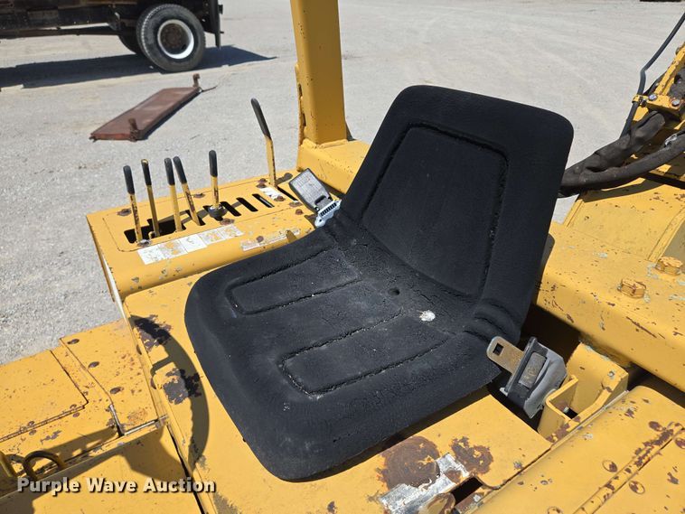 image for item EM7273 1993 Vermeer V4750 vibratory cable plow