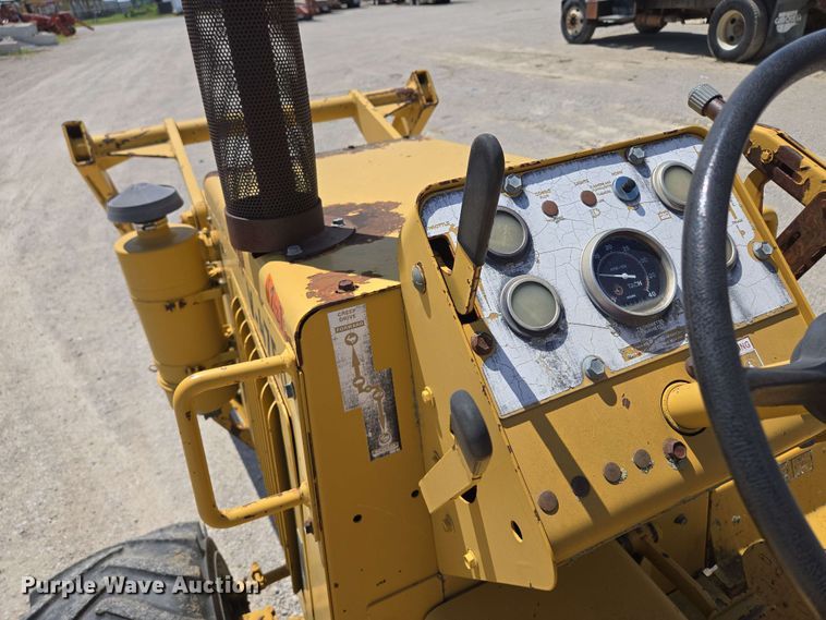 image for item EM7273 1993 Vermeer V4750 vibratory cable plow