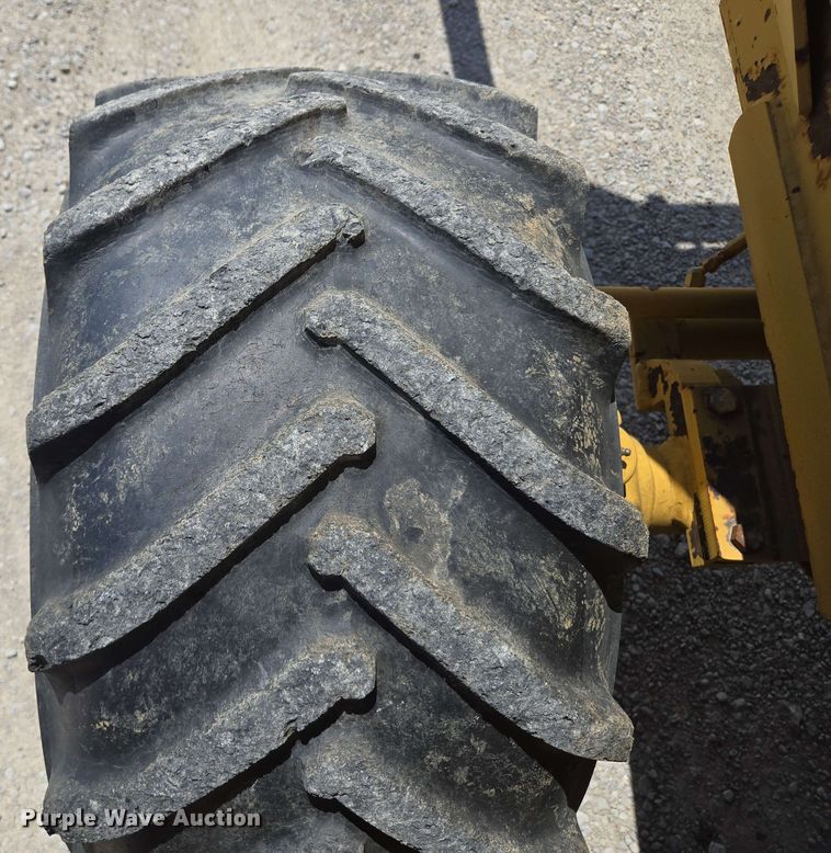 image for item EM7273 1993 Vermeer V4750 vibratory cable plow