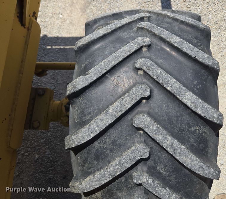 image for item EM7273 1993 Vermeer V4750 vibratory cable plow