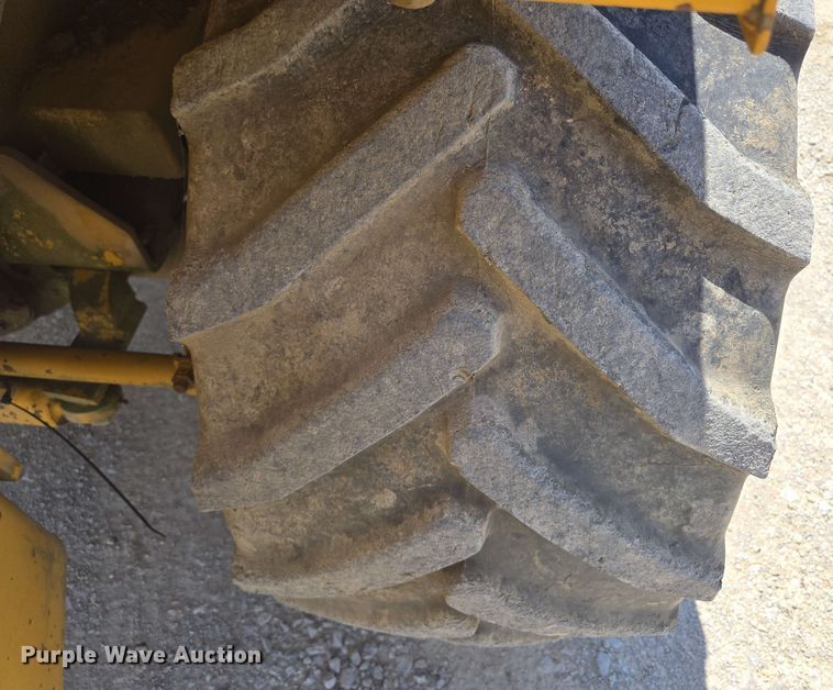 image for item EM7273 1993 Vermeer V4750 vibratory cable plow