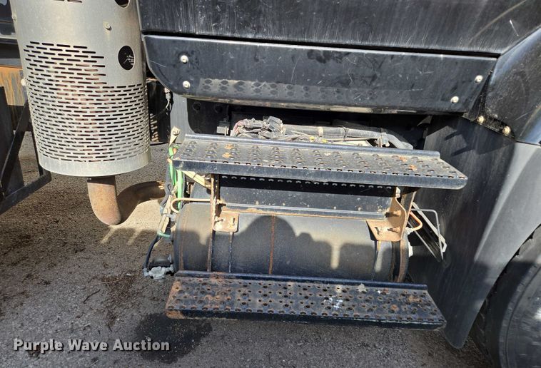 image for item EM7293 2012 International 7500 vacuum truck