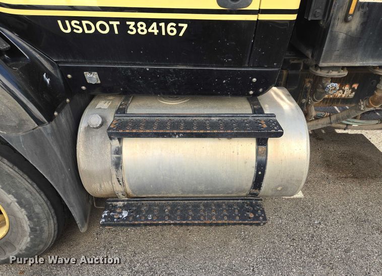 image for item EM7293 2012 International 7500 vacuum truck