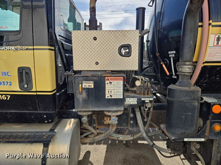 image for item EM7293 2012 International 7500 vacuum truck