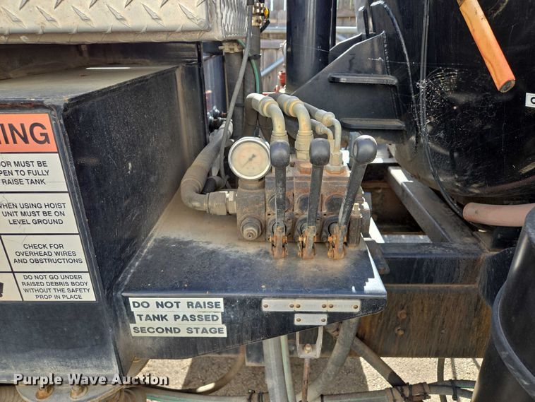 image for item EM7293 2012 International 7500 vacuum truck