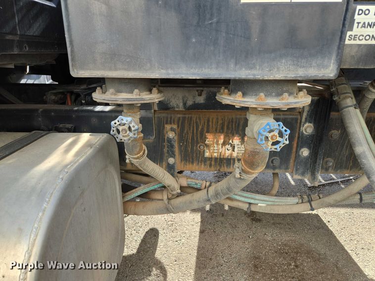 image for item EM7293 2012 International 7500 vacuum truck