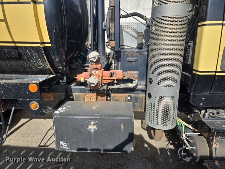 image for item EM7293 2012 International 7500 vacuum truck