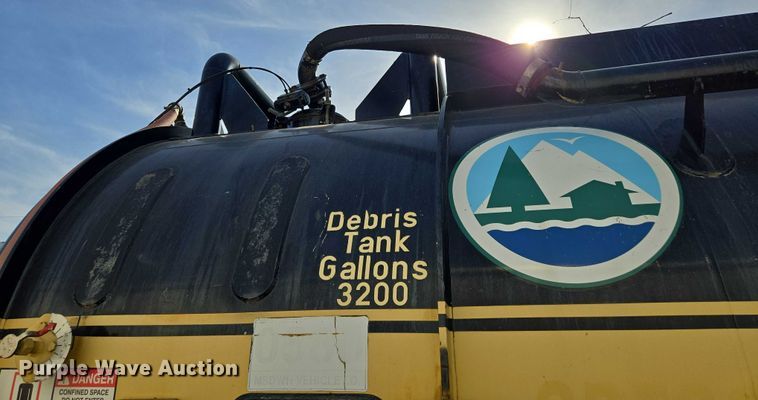 image for item EM7293 2012 International 7500 vacuum truck