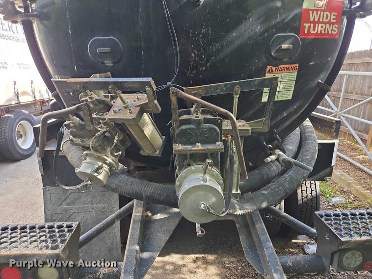 image for item EM7293 2012 International 7500 vacuum truck