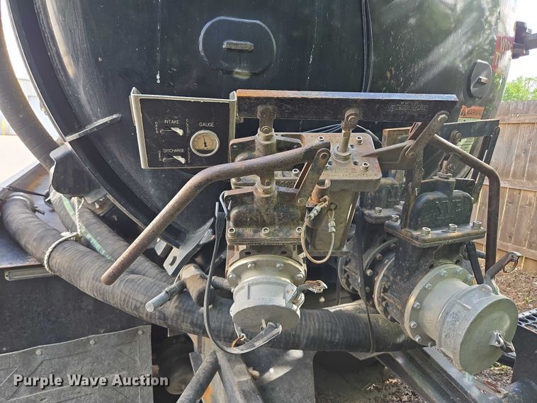 image for item EM7293 2012 International 7500 vacuum truck