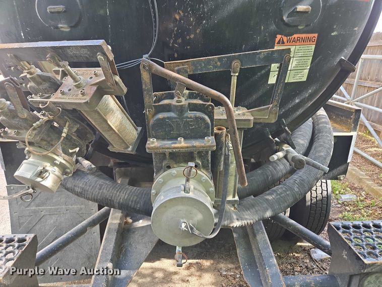 image for item EM7293 2012 International 7500 vacuum truck