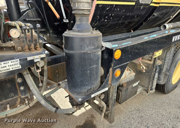 image for item EM7293 2012 International 7500 vacuum truck