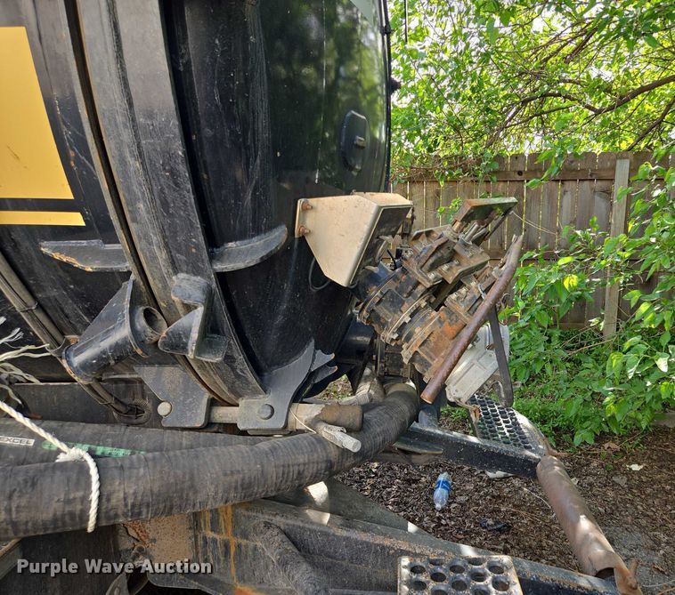 image for item EM7293 2012 International 7500 vacuum truck