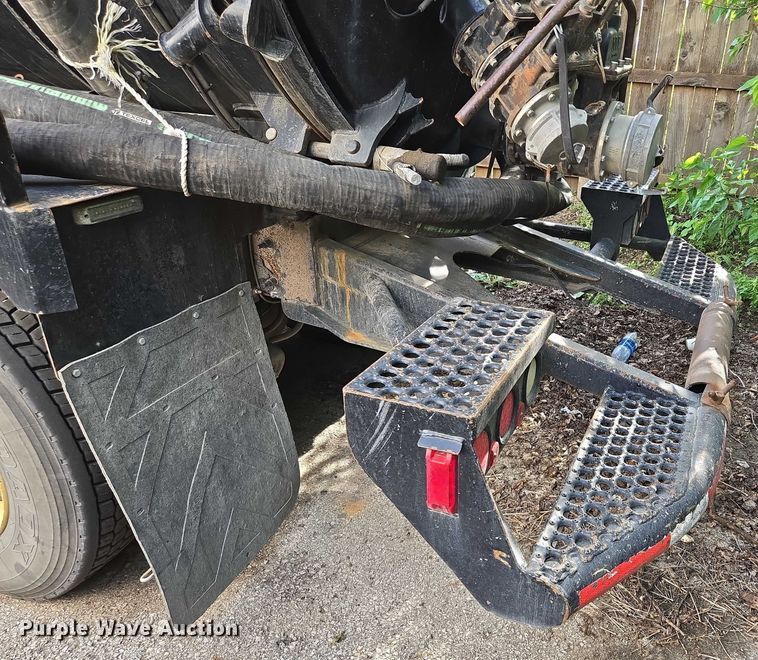 image for item EM7293 2012 International 7500 vacuum truck