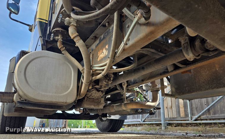 image for item EM7293 2012 International 7500 vacuum truck