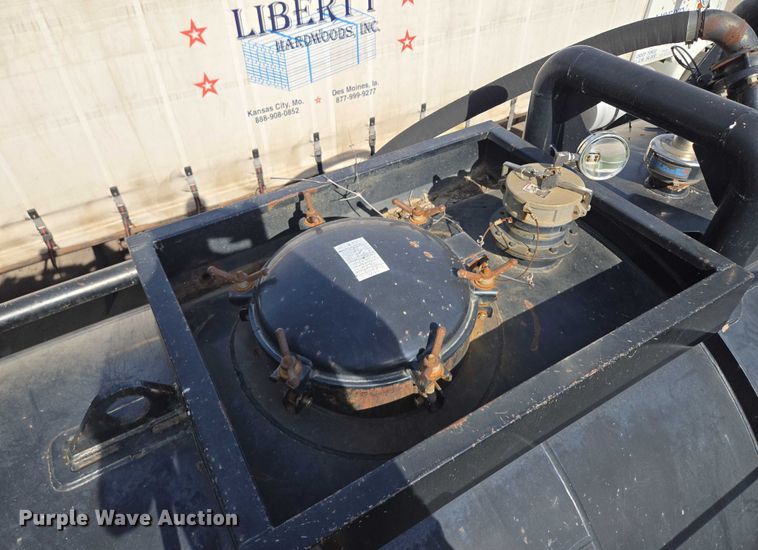 image for item EM7293 2012 International 7500 vacuum truck