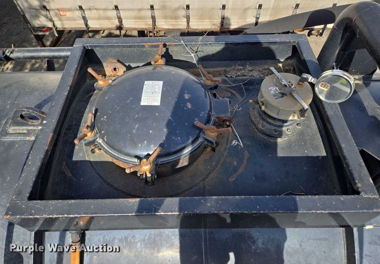 image for item EM7293 2012 International 7500 vacuum truck