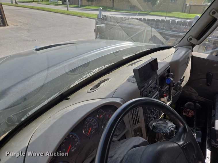 image for item EM7293 2012 International 7500 vacuum truck