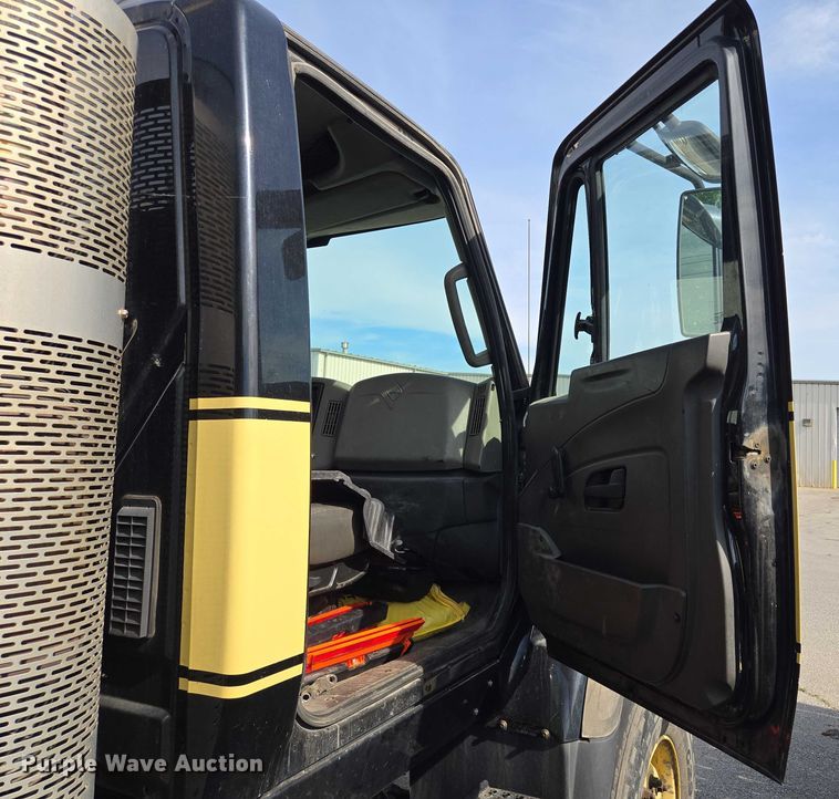 image for item EM7293 2012 International 7500 vacuum truck