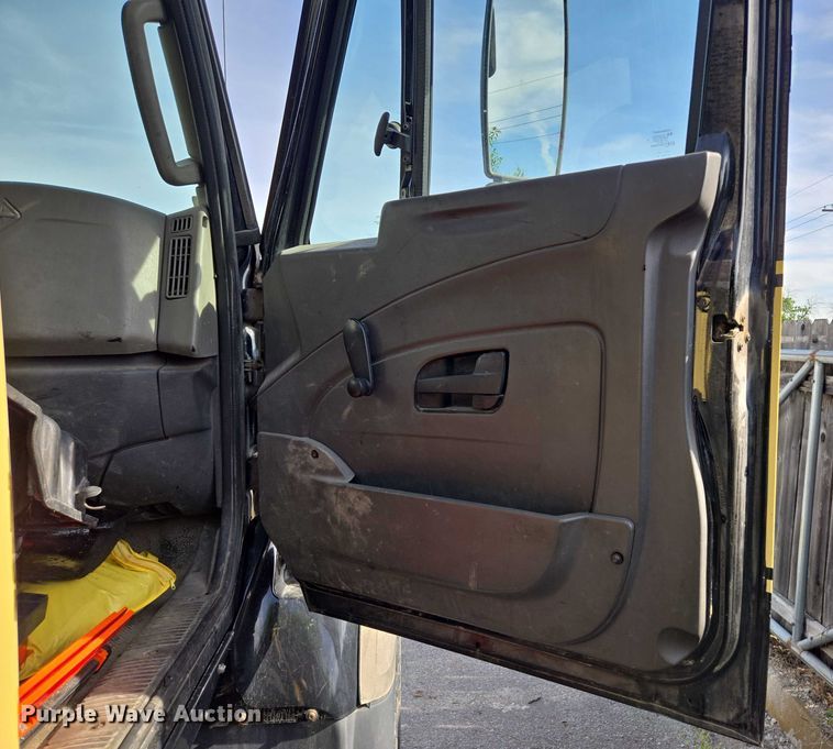 image for item EM7293 2012 International 7500 vacuum truck