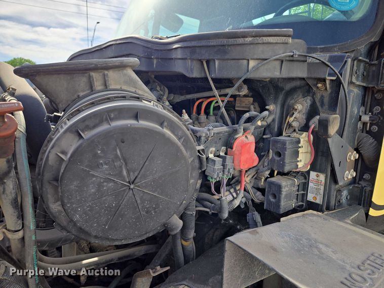 image for item EM7293 2012 International 7500 vacuum truck