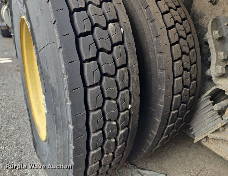 image for item EM7293 2012 International 7500 vacuum truck