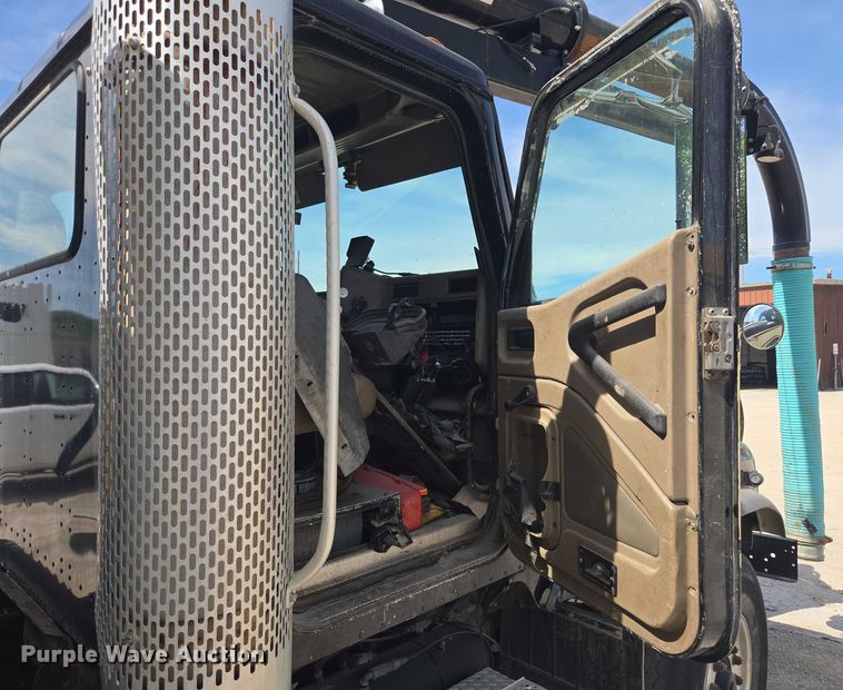 image for item EM7294 2006 International 5500i sewer jetter truck