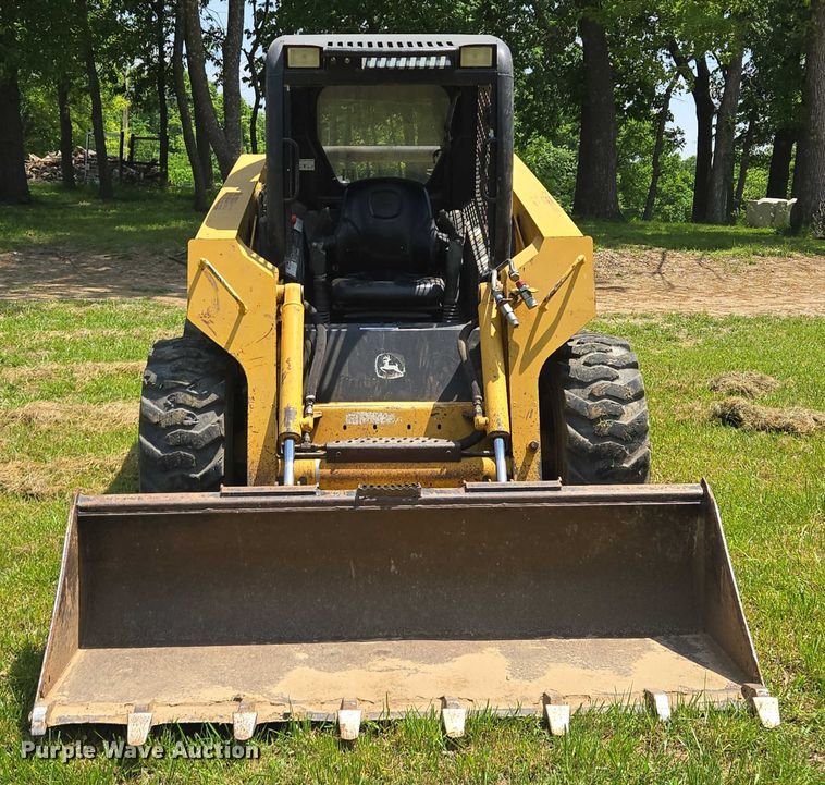 image for item EM7330 2003 John Deere 270 Series II skid steer loader