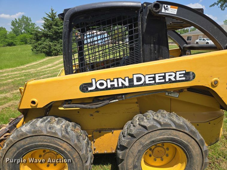 image for item EM7330 2003 John Deere 270 Series II skid steer loader