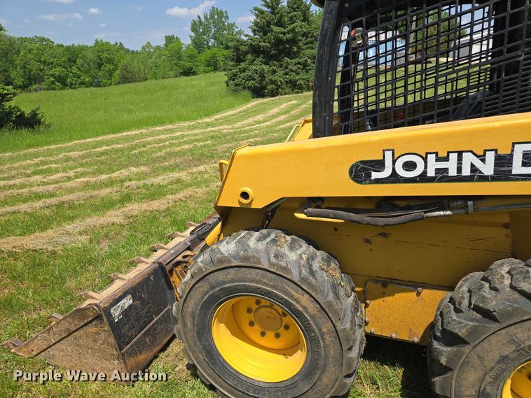image for item EM7330 2003 John Deere 270 Series II skid steer loader