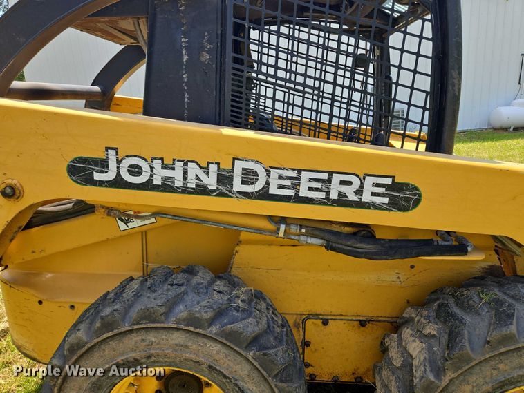 image for item EM7330 2003 John Deere 270 Series II skid steer loader