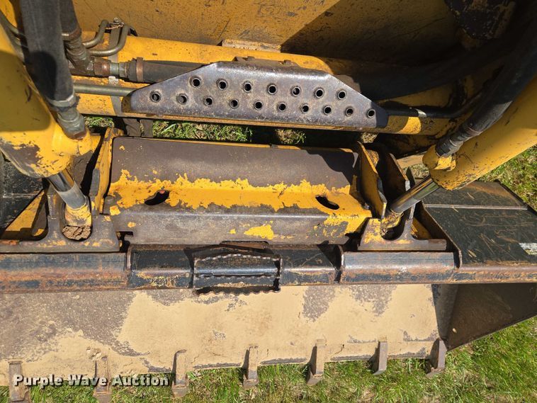 image for item EM7330 2003 John Deere 270 Series II skid steer loader