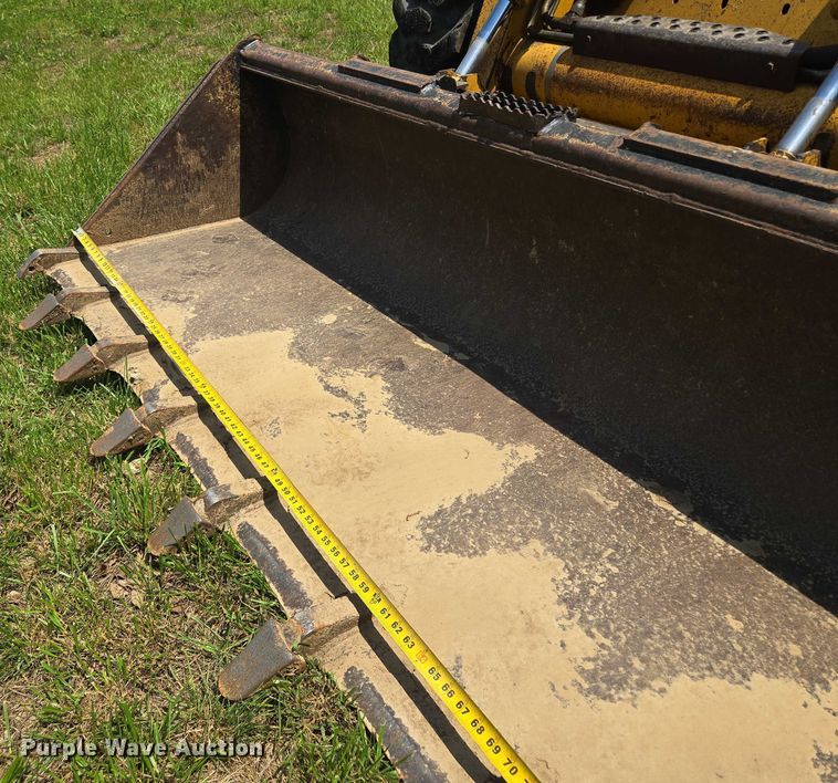 image for item EM7330 2003 John Deere 270 Series II skid steer loader