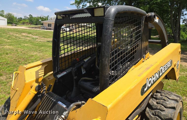 image for item EM7330 2003 John Deere 270 Series II skid steer loader