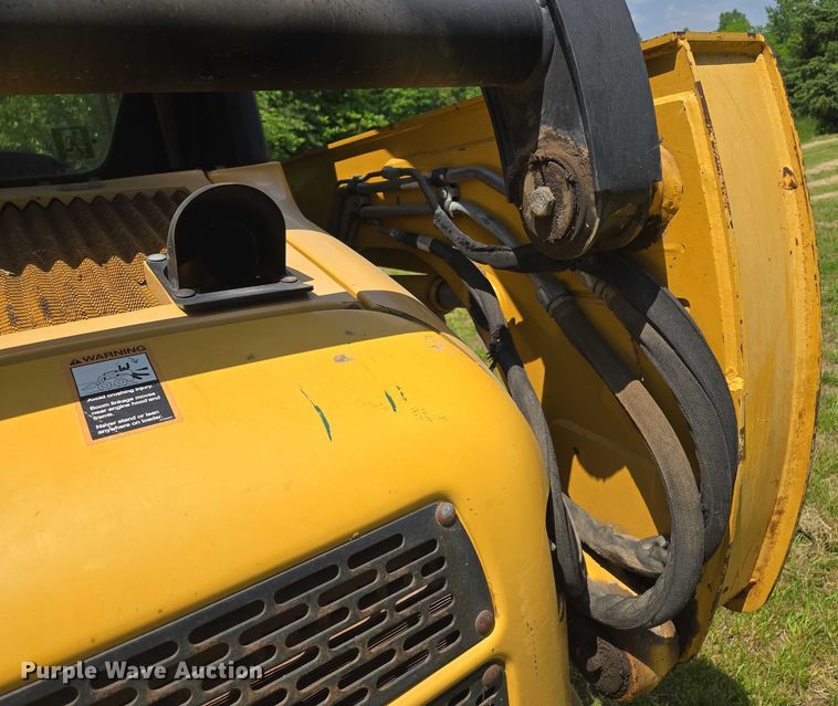 image for item EM7330 2003 John Deere 270 Series II skid steer loader