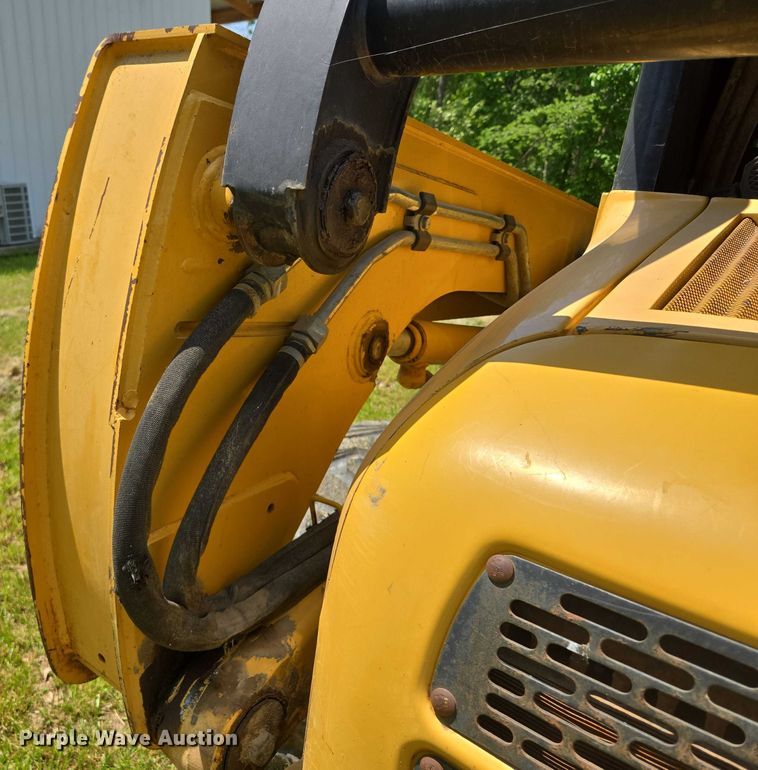 image for item EM7330 2003 John Deere 270 Series II skid steer loader