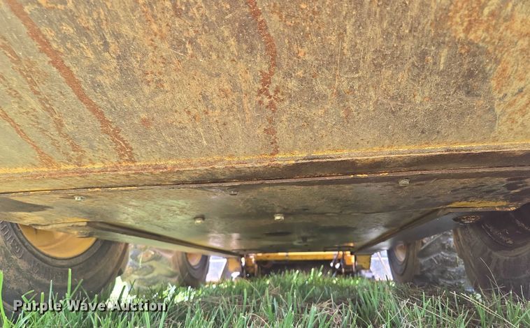 image for item EM7330 2003 John Deere 270 Series II skid steer loader