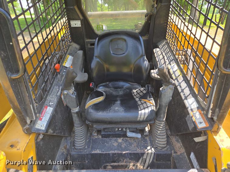 image for item EM7330 2003 John Deere 270 Series II skid steer loader