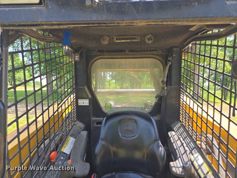 image for item EM7330 2003 John Deere 270 Series II skid steer loader