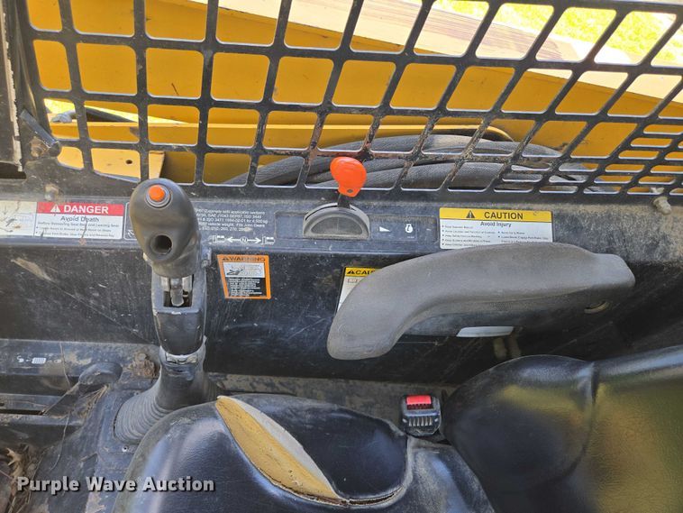 image for item EM7330 2003 John Deere 270 Series II skid steer loader