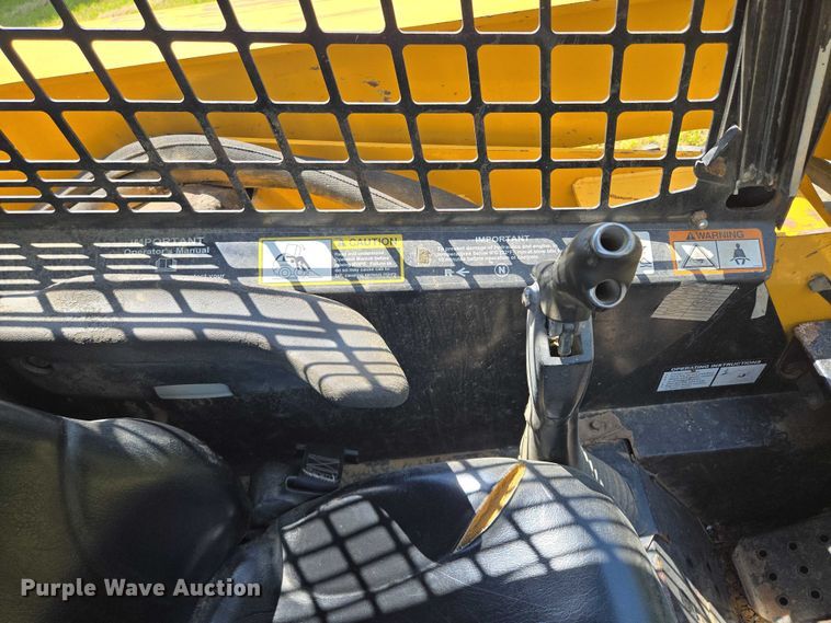 image for item EM7330 2003 John Deere 270 Series II skid steer loader