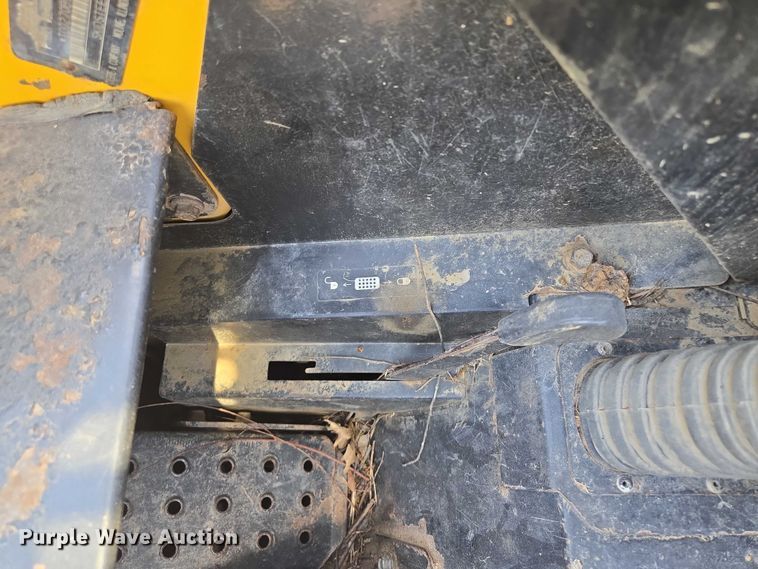 image for item EM7330 2003 John Deere 270 Series II skid steer loader