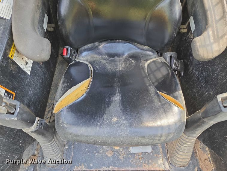 image for item EM7330 2003 John Deere 270 Series II skid steer loader